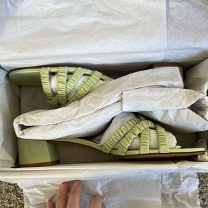 NWT never worn Reformation Azra Ruched Sandal, limon, 9